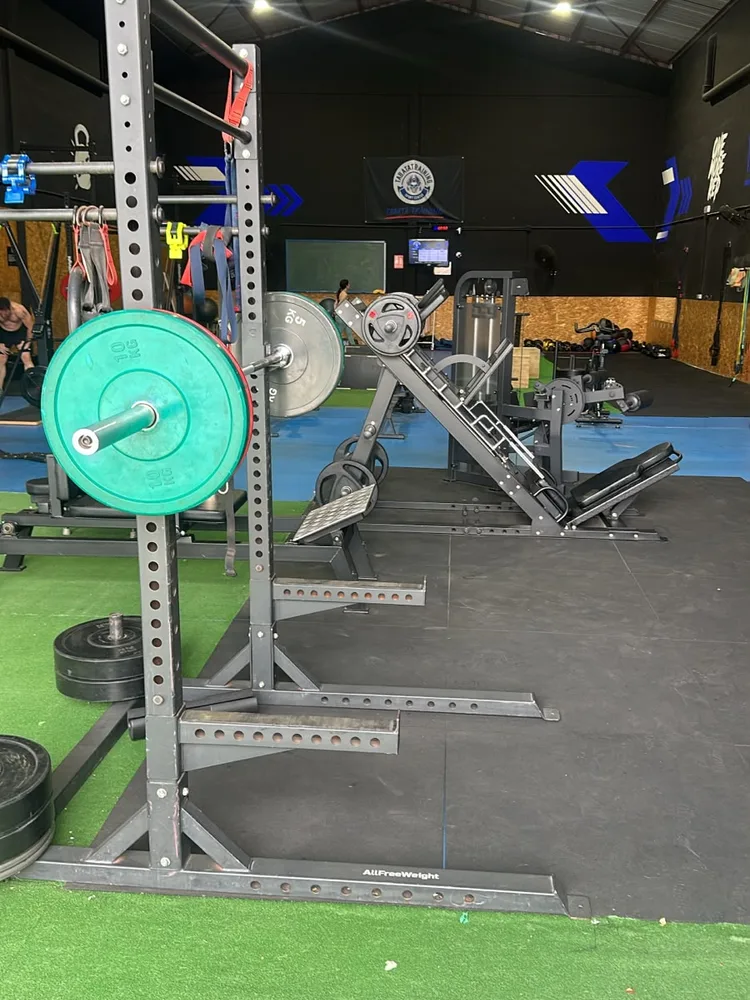 Rack de sentadillas y discos en TABATA TRAINING